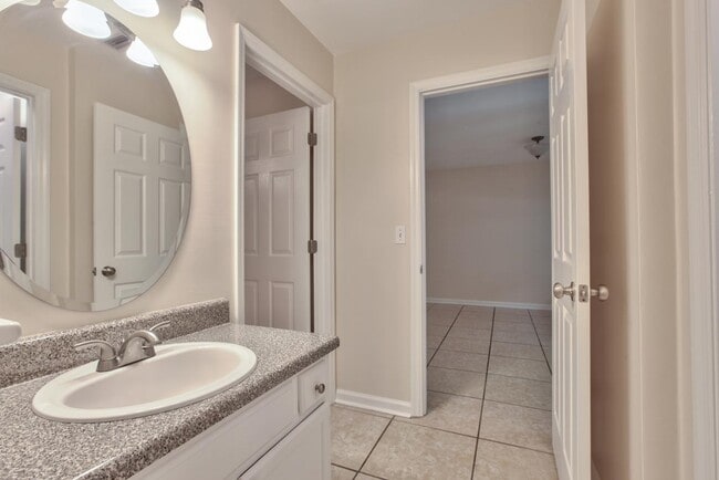 Building Photo - 2913 Woodrich Dr