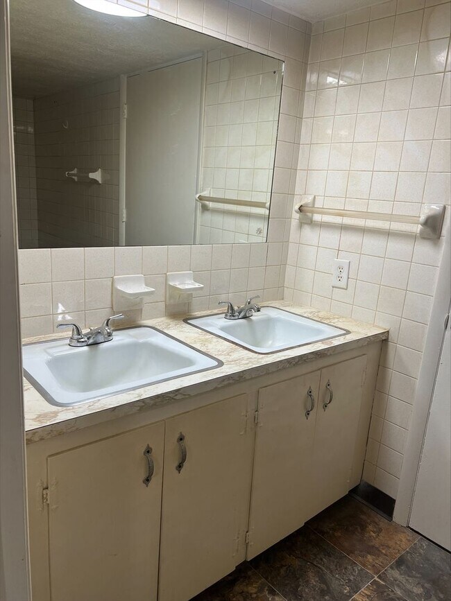 Building Photo - One Bedroom Flat Unit Ready for Move in!