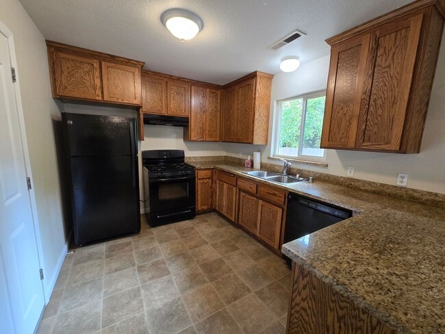 Building Photo - 3-bedroom, 2-bath home in Grass Valley