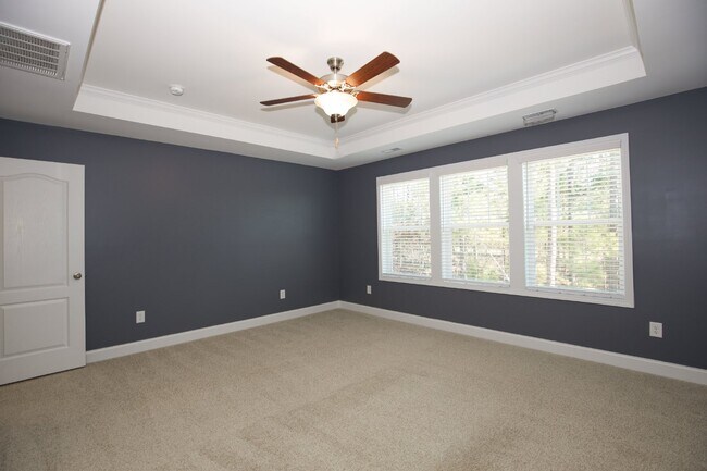 Building Photo - Charming 4 Bedroom Rental Home with Spacio...