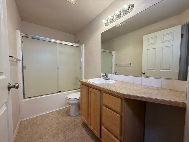 Building Photo - CHECK OUT THIS SPACIOUS TOWNHOUSE IN REDMO...