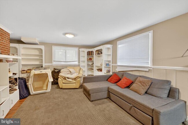 Building Photo - 7215 Rollingwood Dr