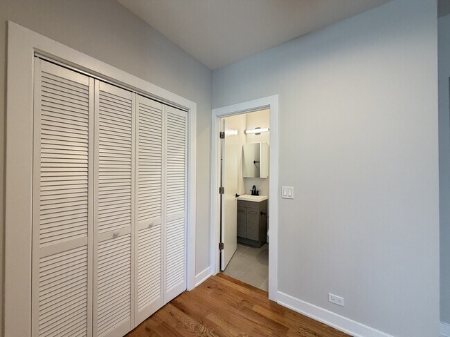 Building Photo - 643 W Wrightwood Ave