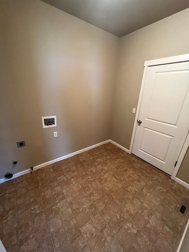 Building Photo - Single level home in NE Bend off Cooley!