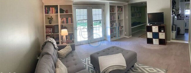 Building Photo - 2BR/1BA brick bungalow in Stiff Station, steps from UAMS!