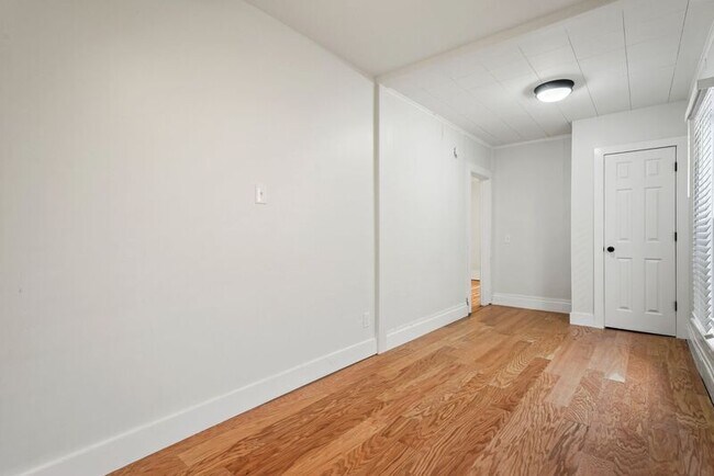 Building Photo - 44 Saratoga Ave