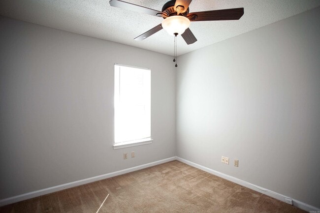 Building Photo - 2000 Lessel Dr