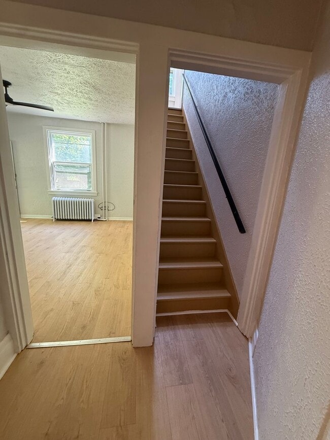 Building Photo - Hidden Gem-2 bedroom unit in Glenshaw/Shaler