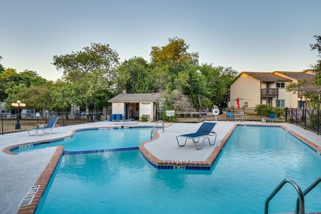 Building Photo - RIVER CROSSING ATX - 2BD/2.5BA - TOWNHOUSE - NEAR DOWNTOWN - NEW INTERIOR - $1495