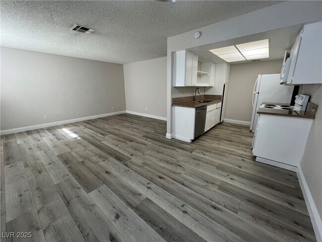Building Photo - 1009 Willow Tree Dr