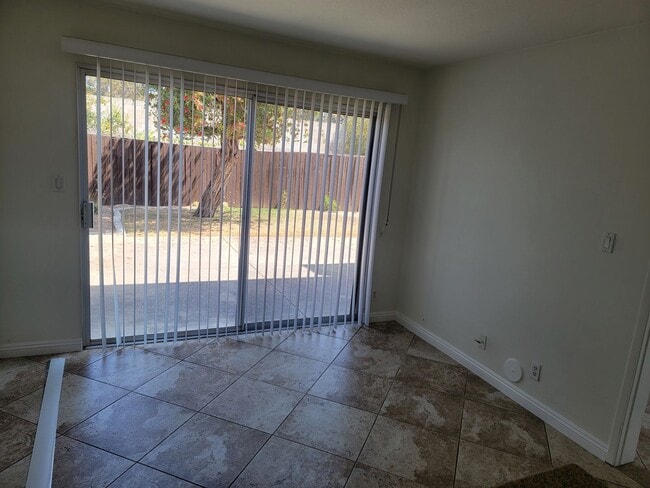 Building Photo - 4 Bedroom Home