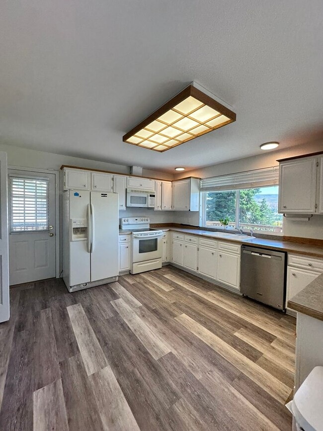 Building Photo - Stunning 3 Bedroom and 3 Bathroom Home, La...