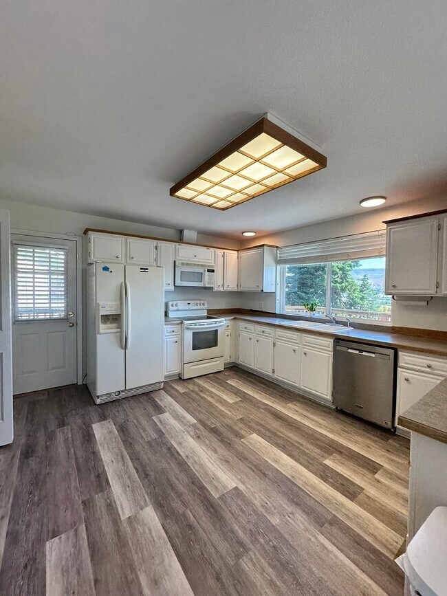 Building Photo - Stunning 3 Bedroom and 3 Bathroom Home, wi...