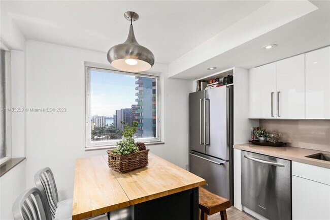 Building Photo - 1627 Brickell Ave