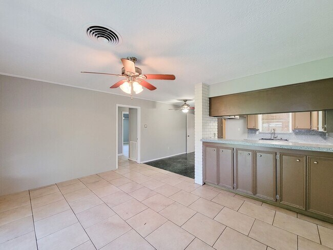 Building Photo - 1703 Raintree Dr