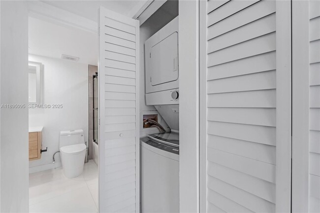 Building Photo - 7601 E Treasure Dr