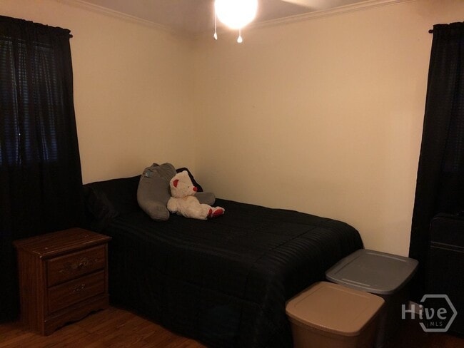 Building Photo - 105 Cedar Dr