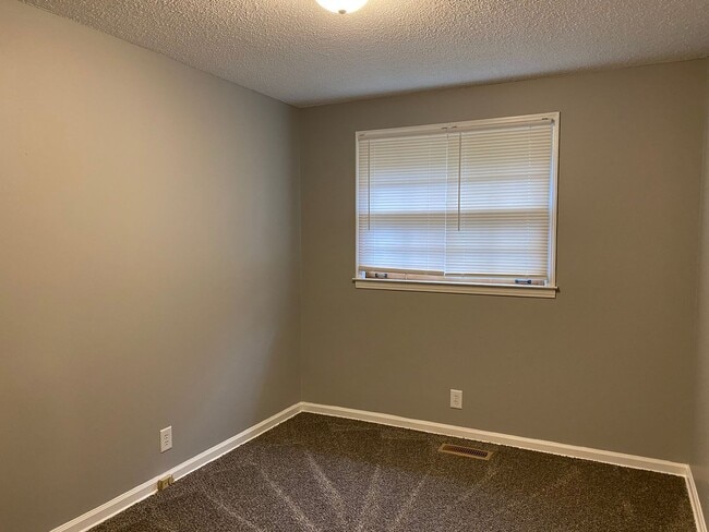 Building Photo - Great Location! Off College St! 3 Bed/1 Bath with 1000 sq. ft.