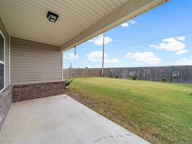 Building Photo - Spacious 3 Bed 2 Bath Home with 2 car gara...