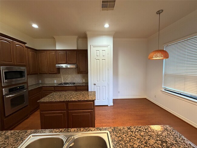 Building Photo - 11602 Royal Oaks Crossing