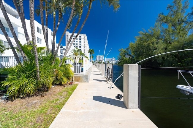 Building Photo - 2860 NE 14th St