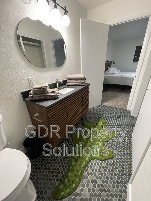 Building Photo - 520 Ortiz Dr NE
