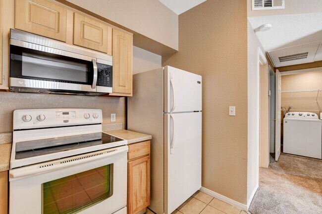 Building Photo - LOCATION! LOCATION! LOCATION! Move-in read...