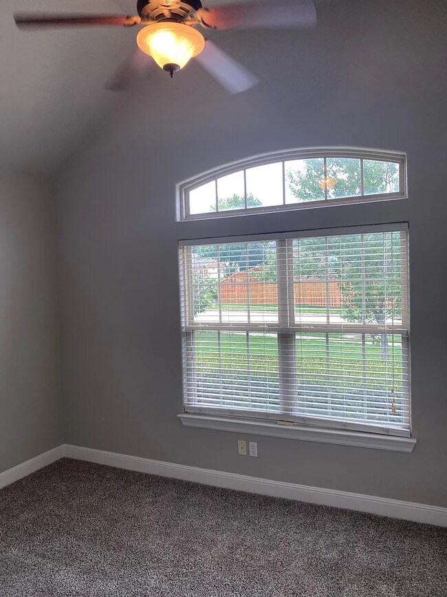 Building Photo - Available August 1st! Recently Updated 3-B...