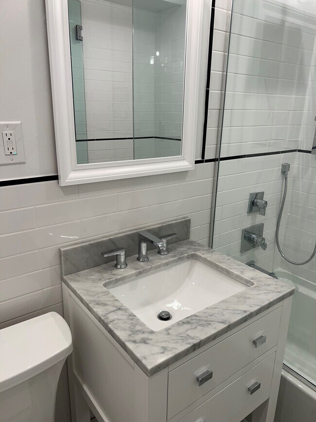 Building Photo - 215 5th St SE