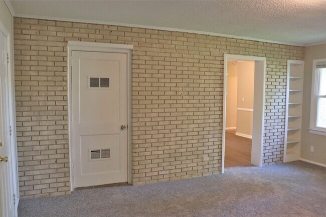 Building Photo - Handsome  3-bedroom ranch home!