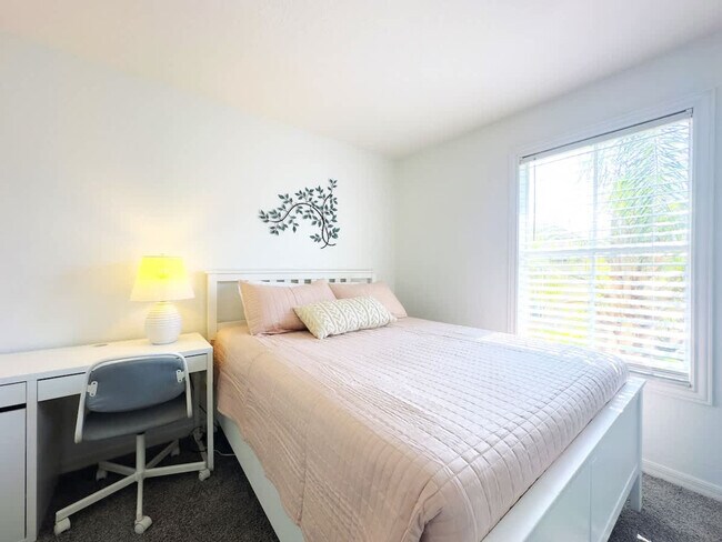 Building Photo - 1042 Calabria Ave