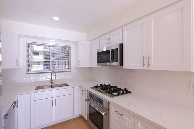 Building Photo - 3155 Montrose Ave