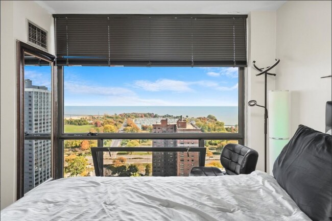 Building Photo - 4343 N Clarendon Ave