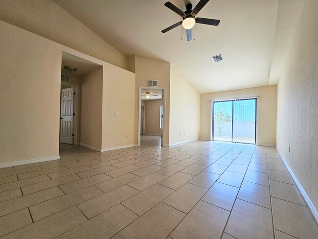 Building Photo - Stunning 3 Bed / 2 Bath Duplex w/ Garage –...