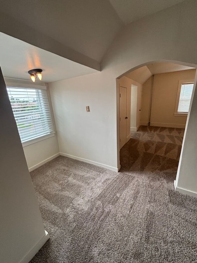 Building Photo - 2 Bedroom 1 Bath Apt in Newberg