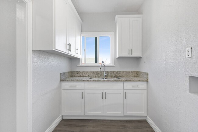 Building Photo - Spacious 2-Bedroom Apartment in Prime Los ...