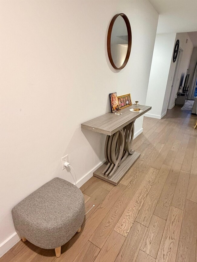 Building Photo - 25 Park Ln S