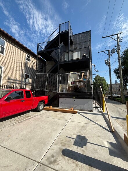 Building Photo - 713 W 19th Pl
