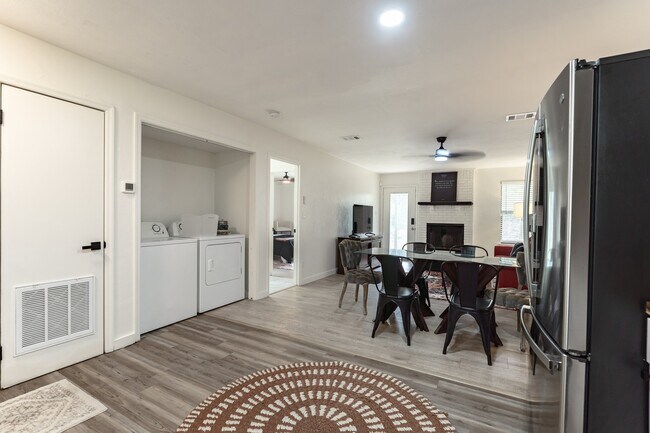 Building Photo - 2907 Woodrich Dr