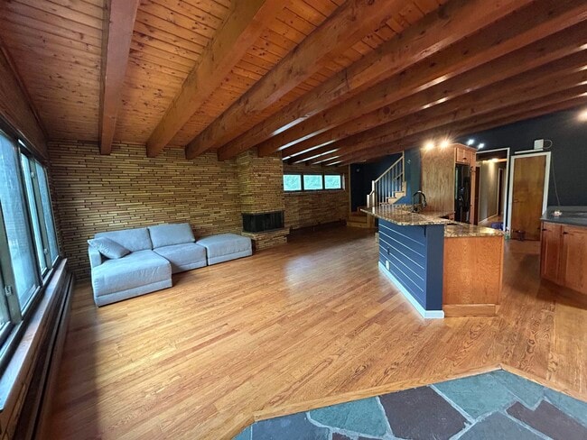 Building Photo - 2021 River Rd