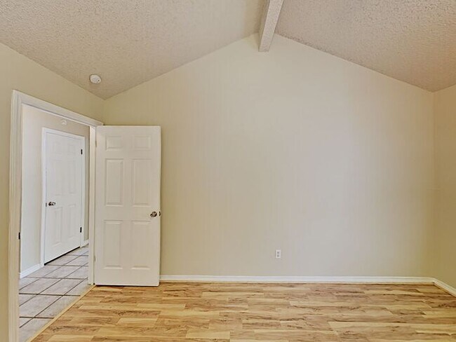 Building Photo - *No App Fee.*1 Month FREE Rent w/move in b...