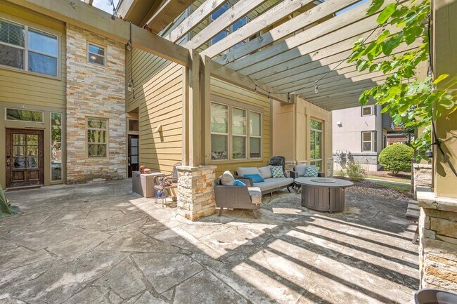 Building Photo - 2017 Simond Ave