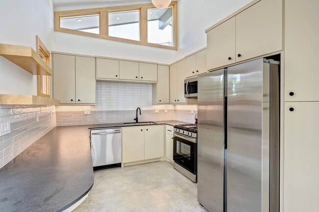 Building Photo - 907 Kern St