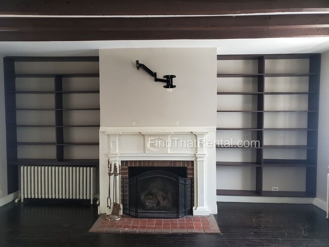 Building Photo - Downtown pet-friendly 3bd w Fenced Yard, Laundry, Screened Porch, Dishwasher, and nearby weekly f...