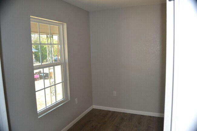 Building Photo - Renovated 1 bedroom 1 bath duplex!! Don't miss out on this stunner!
