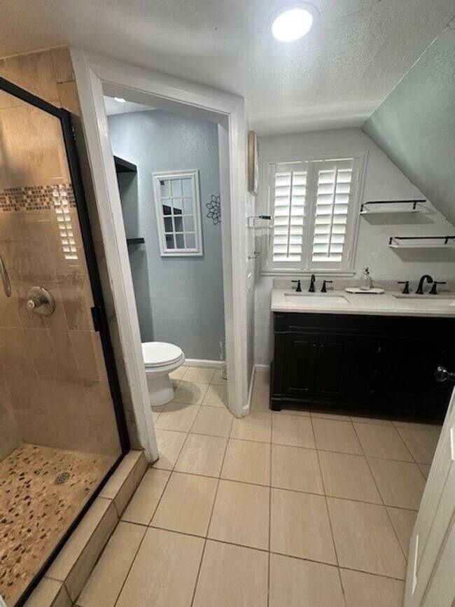 Building Photo - Nicely renovated 2Bd 2Ba house with large yard and pet friendly!! Available for a seasonal rental...