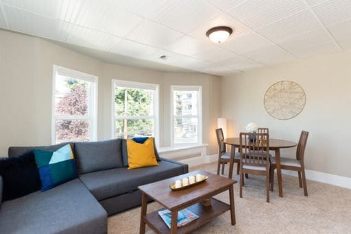 Building Photo - Bright 2 bedroom 1 bathroom Queen Anne Apartment with skyline views