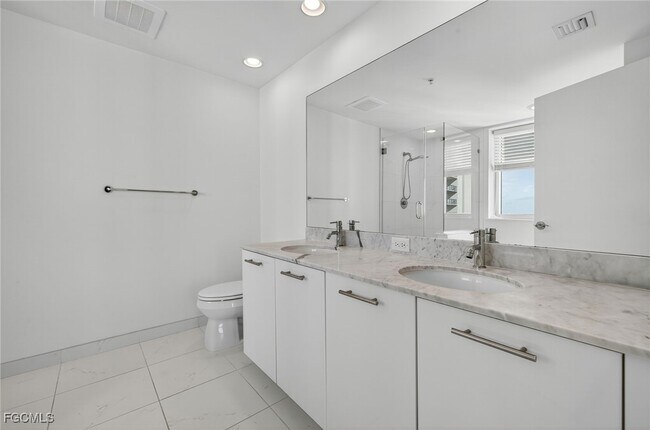 Building Photo - 3000 Oasis Grand Blvd