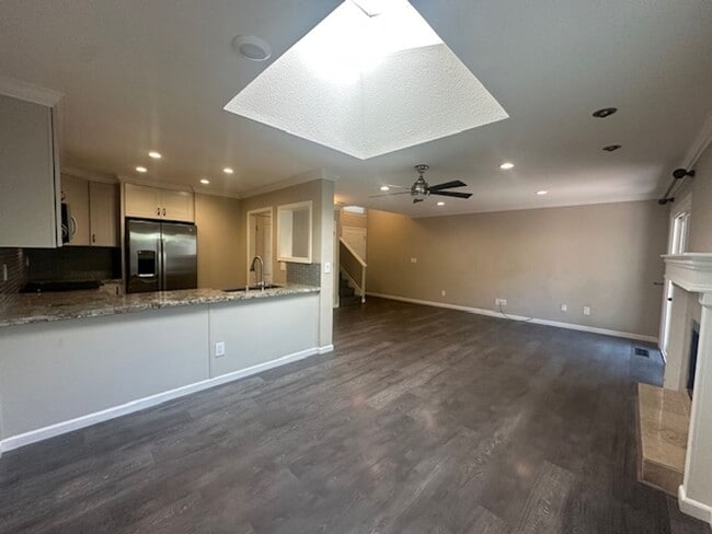 Building Photo - 3 Bed/2 Bath- Beautifully Updated Townhome...
