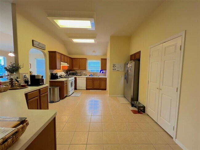Building Photo - 24027 Floragate Dr